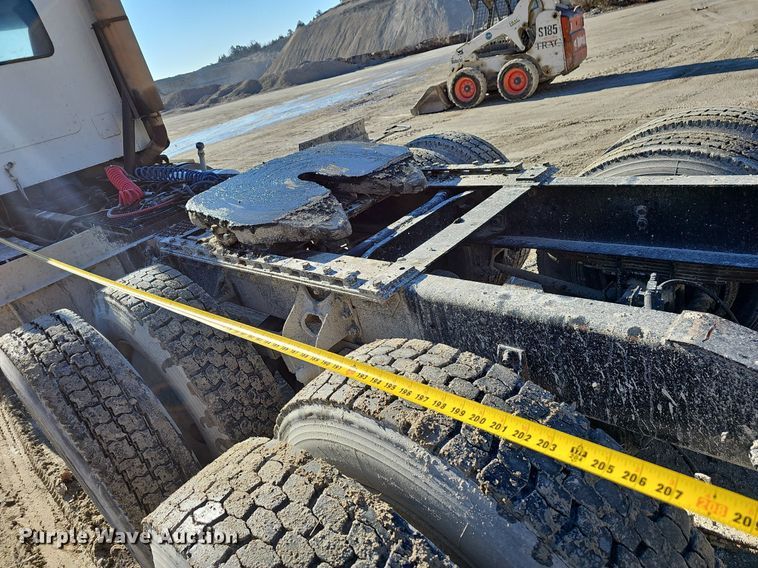 image for item EJ5929 1989 International 9300 semi truck