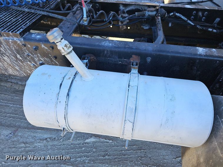 image for item EJ5929 1989 International 9300 semi truck