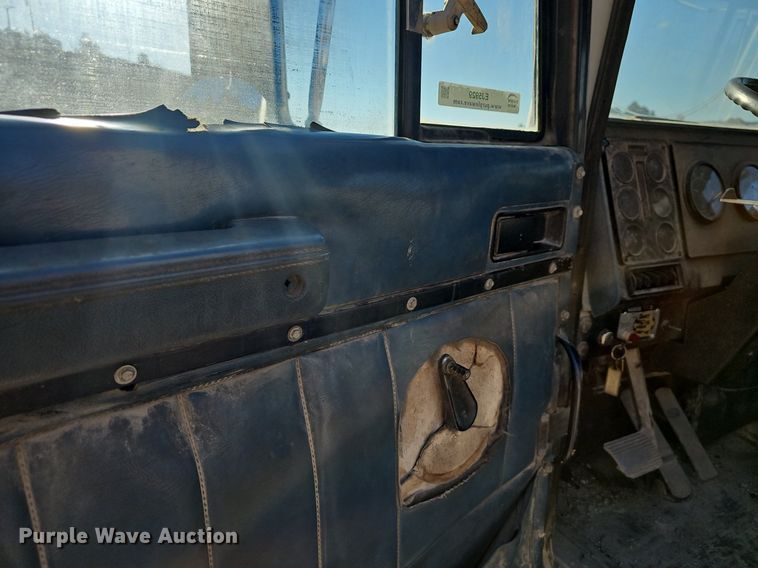 image for item EJ5929 1989 International 9300 semi truck