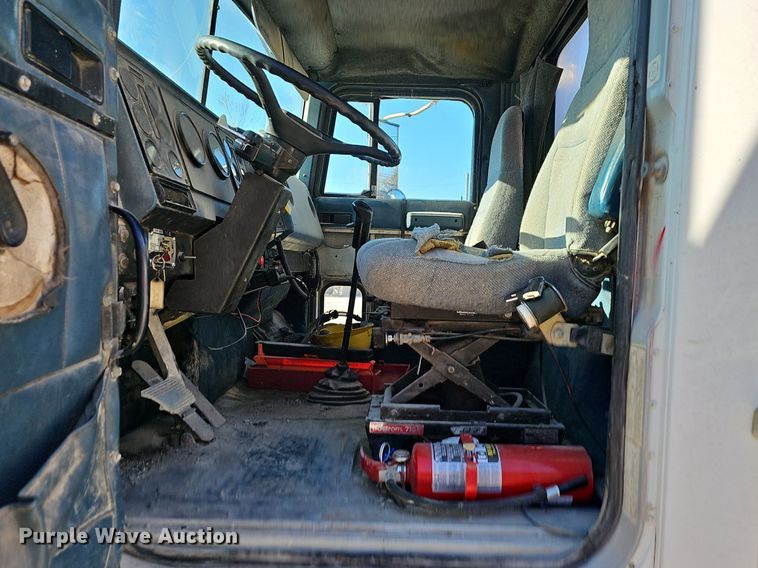 image for item EJ5929 1989 International 9300 semi truck