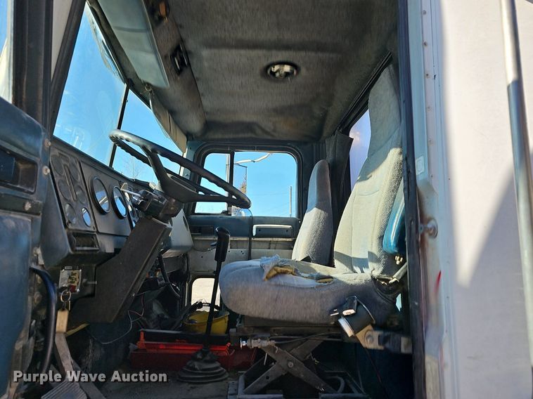 image for item EJ5929 1989 International 9300 semi truck