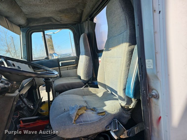 image for item EJ5929 1989 International 9300 semi truck