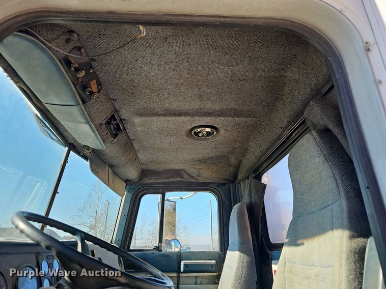 image for item EJ5929 1989 International 9300 semi truck