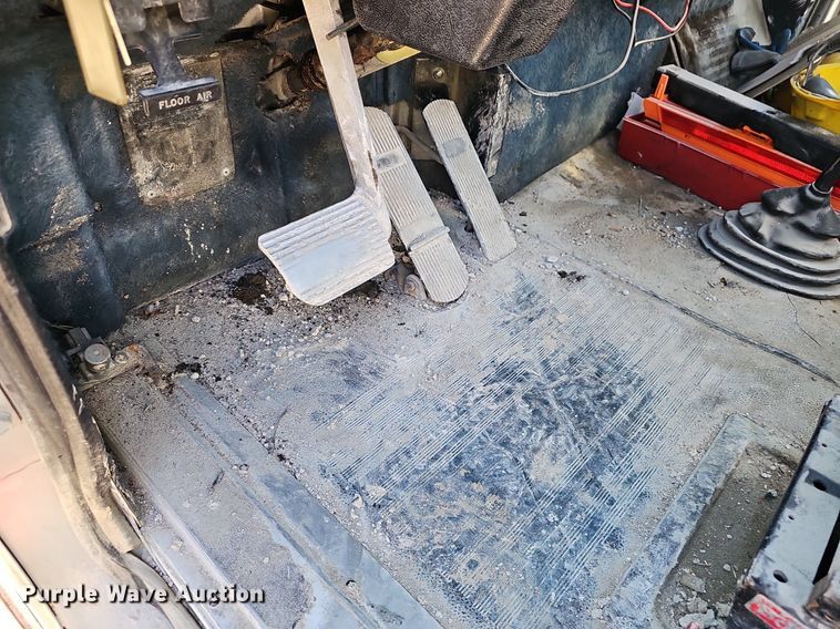 image for item EJ5929 1989 International 9300 semi truck