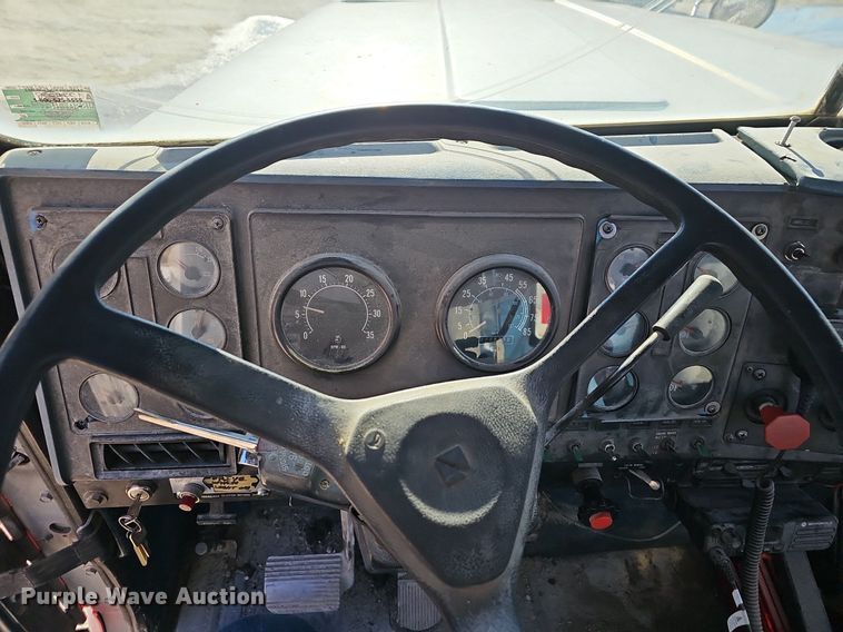 image for item EJ5929 1989 International 9300 semi truck