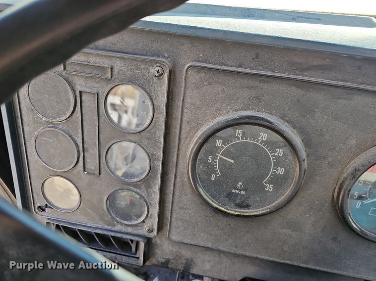 image for item EJ5929 1989 International 9300 semi truck