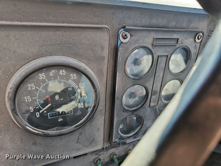 image for item EJ5929 1989 International 9300 semi truck