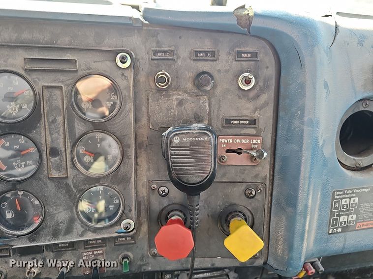 image for item EJ5929 1989 International 9300 semi truck