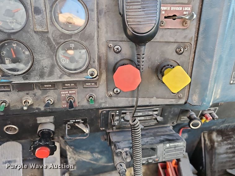 image for item EJ5929 1989 International 9300 semi truck