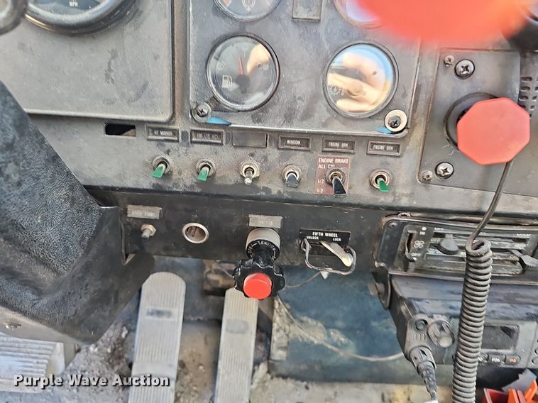 image for item EJ5929 1989 International 9300 semi truck