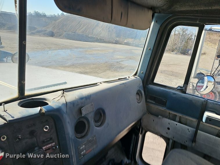 image for item EJ5929 1989 International 9300 semi truck