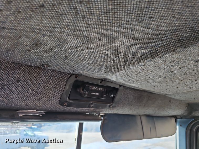 image for item EJ5929 1989 International 9300 semi truck