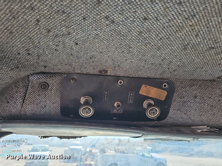 image for item EJ5929 1989 International 9300 semi truck