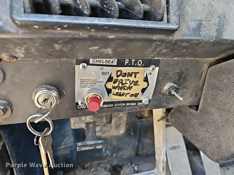 image for item EJ5929 1989 International 9300 semi truck