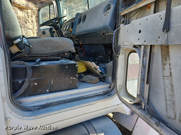 image for item EJ5929 1989 International 9300 semi truck