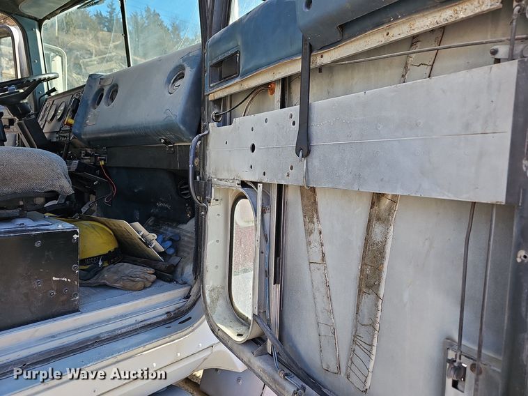 image for item EJ5929 1989 International 9300 semi truck