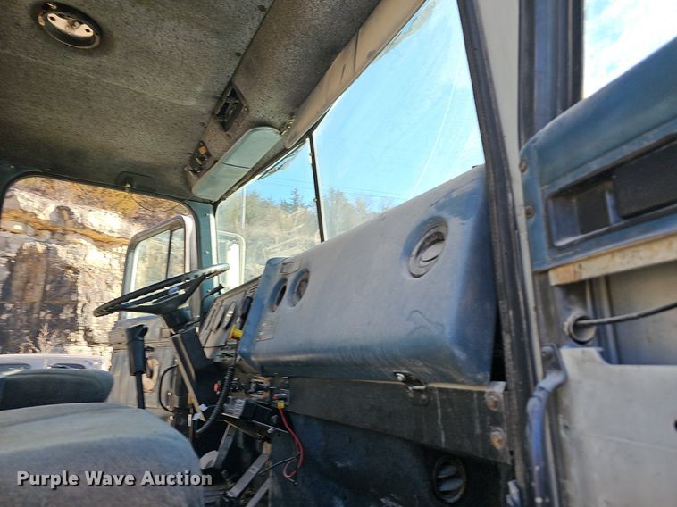 image for item EJ5929 1989 International 9300 semi truck