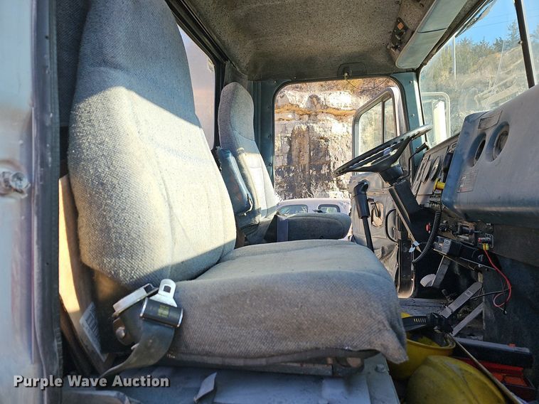 image for item EJ5929 1989 International 9300 semi truck