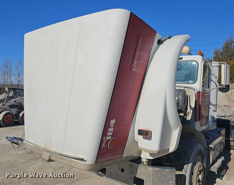 image for item EJ5929 1989 International 9300 semi truck