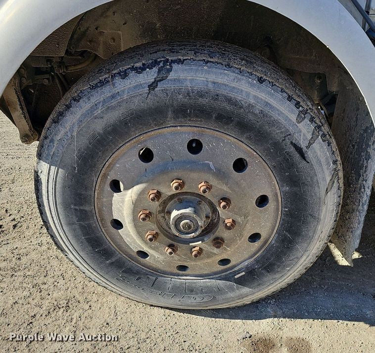 image for item EJ5929 1989 International 9300 semi truck