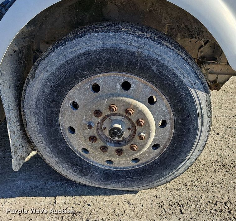 image for item EJ5929 1989 International 9300 semi truck