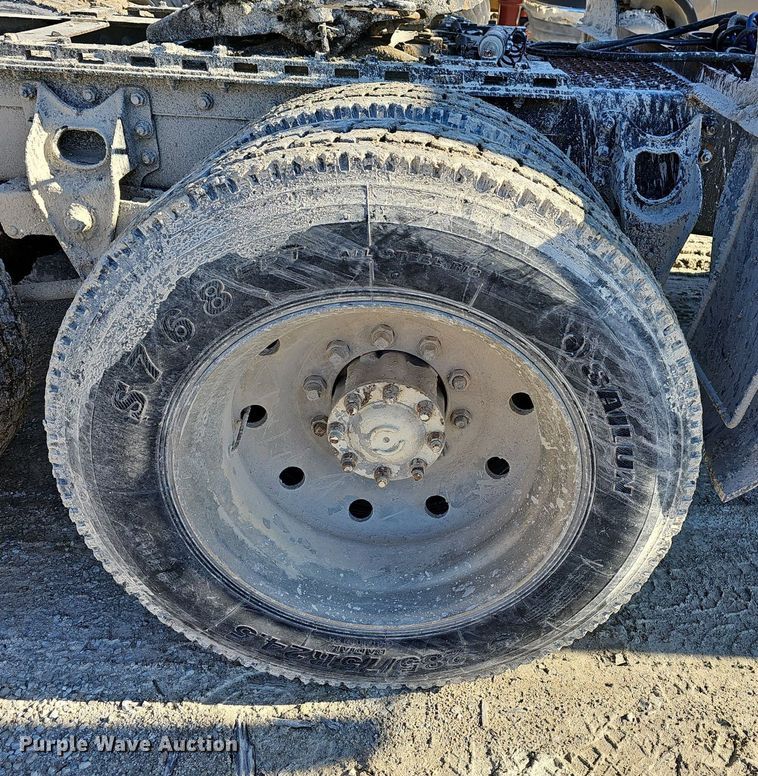 image for item EJ5929 1989 International 9300 semi truck