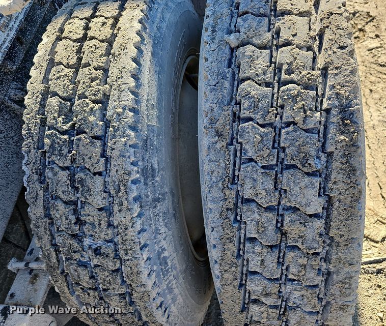 image for item EJ5929 1989 International 9300 semi truck