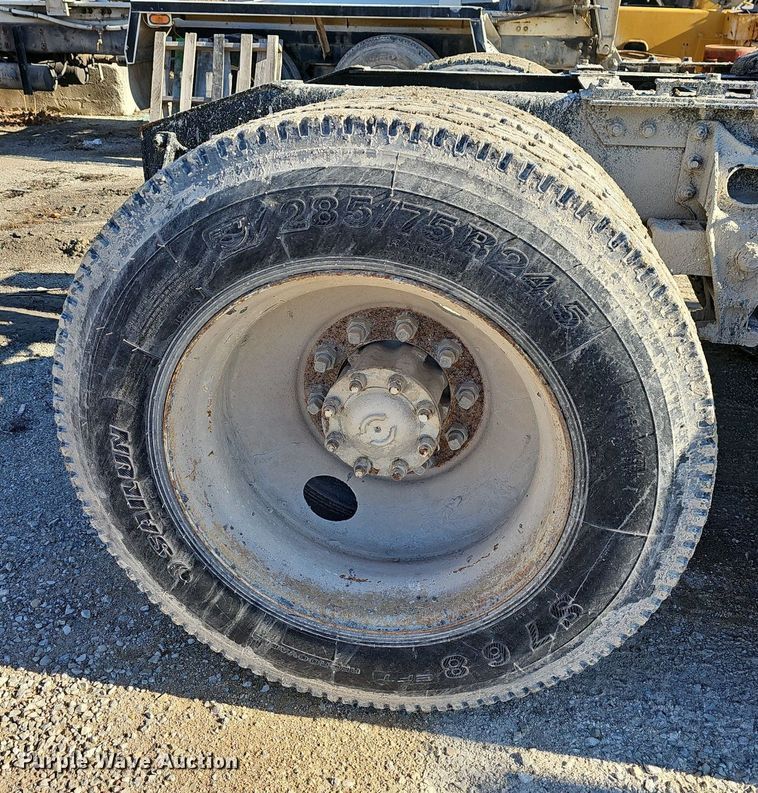 image for item EJ5929 1989 International 9300 semi truck