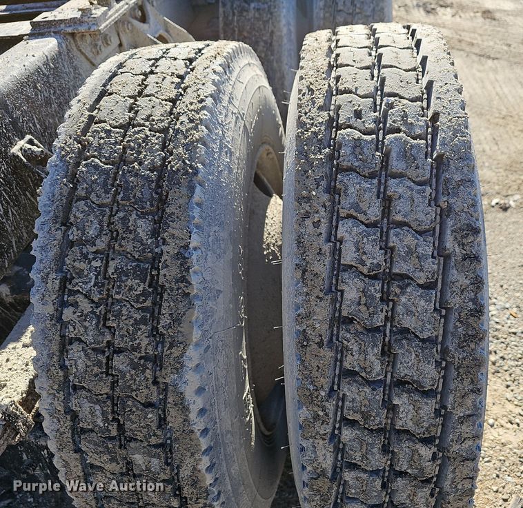 image for item EJ5929 1989 International 9300 semi truck