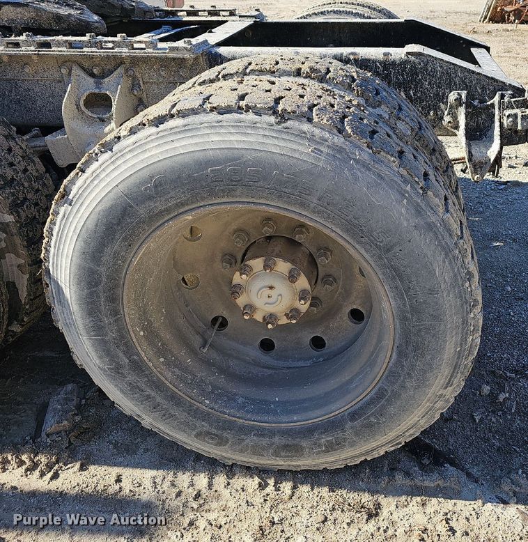 image for item EJ5929 1989 International 9300 semi truck