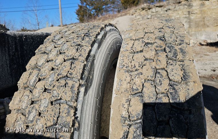 image for item EJ5929 1989 International 9300 semi truck