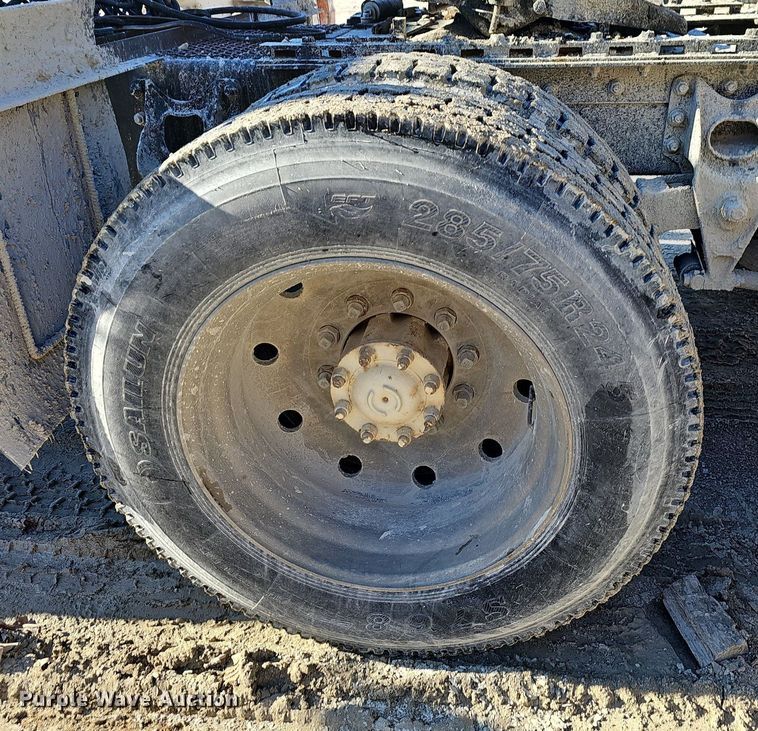 image for item EJ5929 1989 International 9300 semi truck