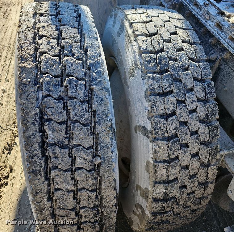 image for item EJ5929 1989 International 9300 semi truck