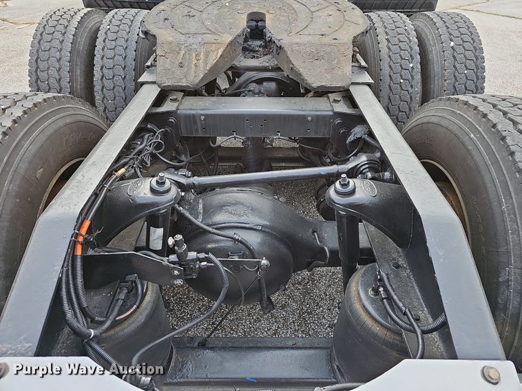 image for item EJ5952 1999 Peterbilt 379 semi truck