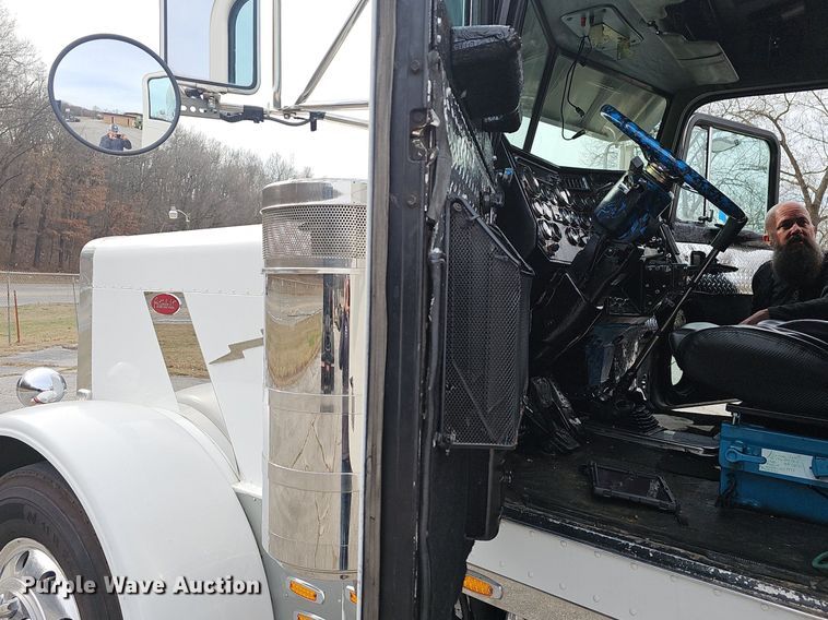 image for item EJ5952 1999 Peterbilt 379 semi truck