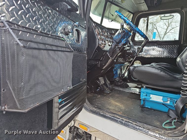 image for item EJ5952 1999 Peterbilt 379 semi truck