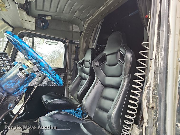 image for item EJ5952 1999 Peterbilt 379 semi truck