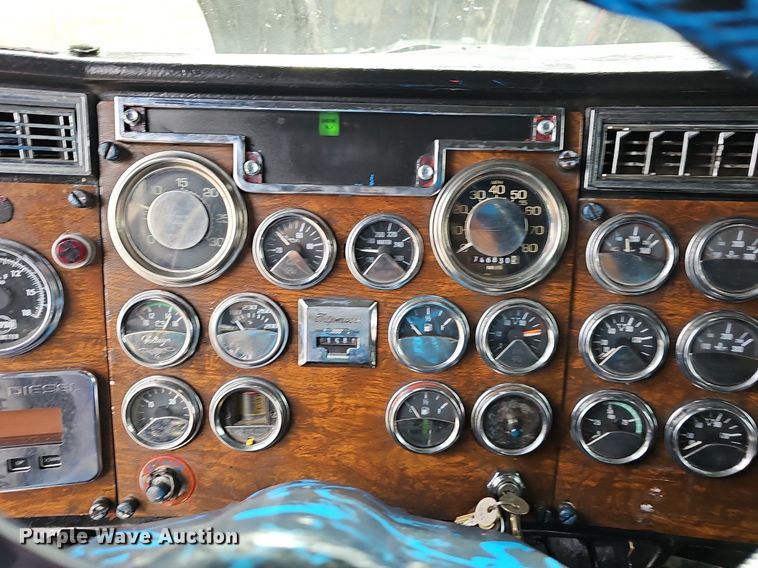 image for item EJ5952 1999 Peterbilt 379 semi truck