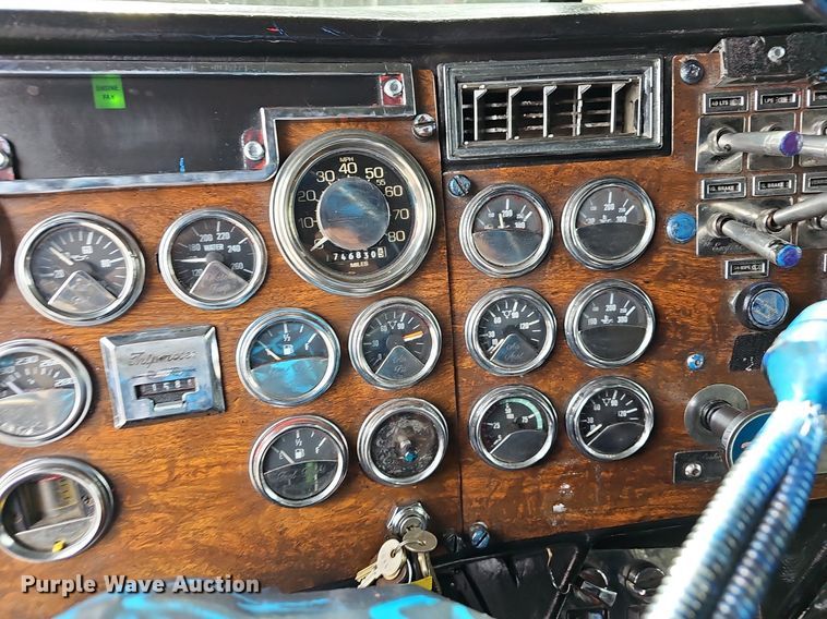 image for item EJ5952 1999 Peterbilt 379 semi truck