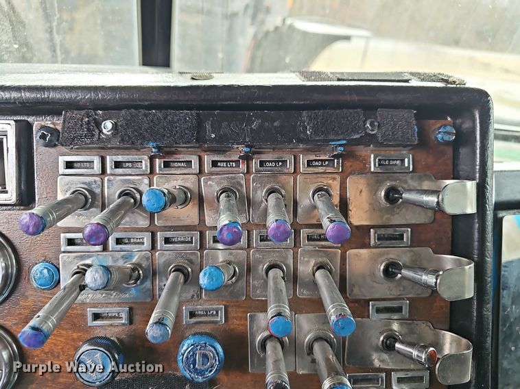 image for item EJ5952 1999 Peterbilt 379 semi truck