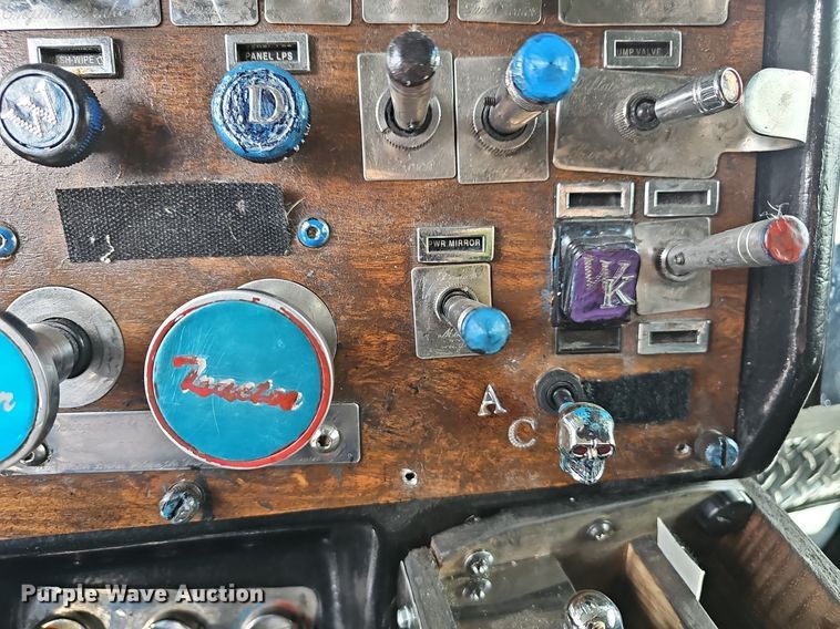 image for item EJ5952 1999 Peterbilt 379 semi truck