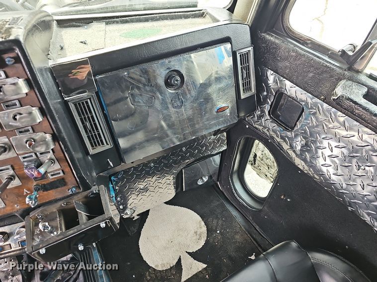 image for item EJ5952 1999 Peterbilt 379 semi truck