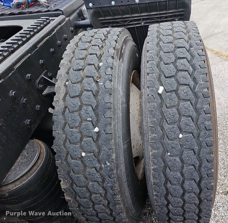 image for item EJ5952 1999 Peterbilt 379 semi truck