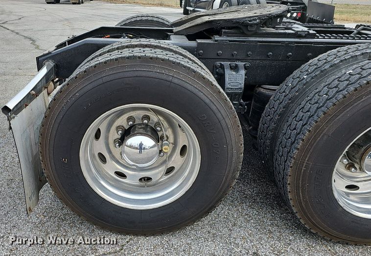 image for item EJ5952 1999 Peterbilt 379 semi truck