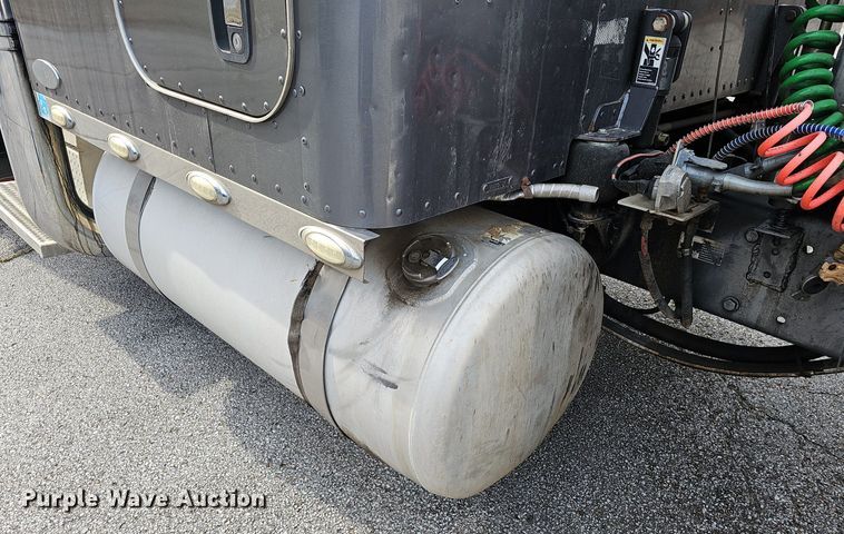 image for item EJ5953 2006 Peterbilt  379 semi truck