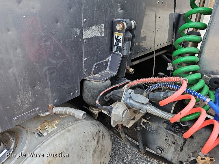 image for item EJ5953 2006 Peterbilt  379 semi truck