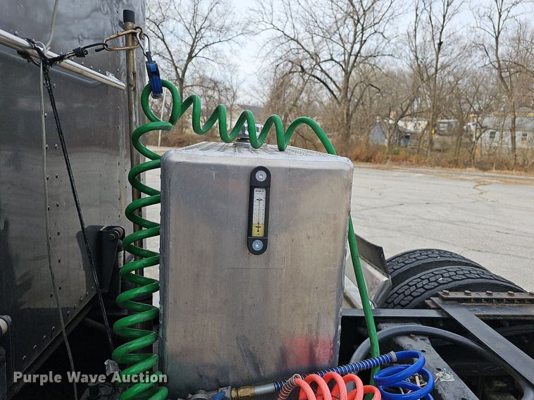 image for item EJ5953 2006 Peterbilt  379 semi truck