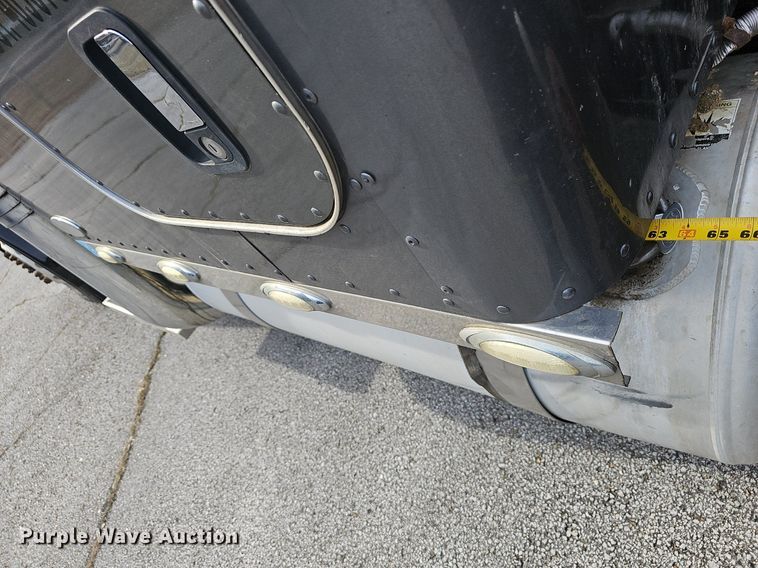 image for item EJ5953 2006 Peterbilt  379 semi truck