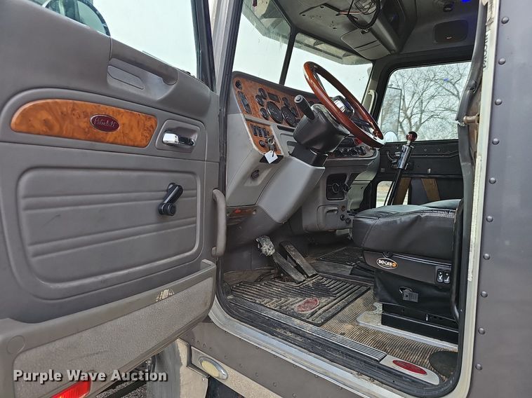image for item EJ5953 2006 Peterbilt  379 semi truck