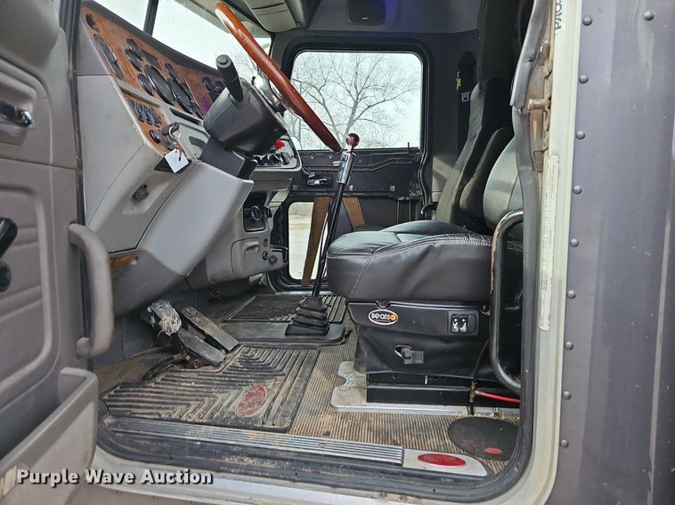 image for item EJ5953 2006 Peterbilt  379 semi truck